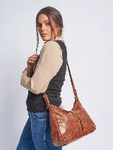 Cartera bandolera marrón de cuero sintético con correa ajustable y cierre superior.