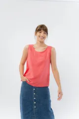 Musculosa amarilla pastel con escote redondo y detalle de lágrima en la espalda.
