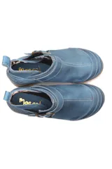 Bota baja de cuero negro con hebilla dorada y suela con burbuja.