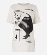 Remera de algodón color crema con estampa frontal de Ariana Grande y texto en negro.
