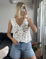 Chaleco de crochet color crudo con botones de madera.