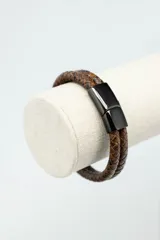 Pulsera de cuero trenzado color marrón con cierre magnético metálico negro.