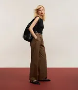 Pantalón de vestir marrón de corte recto, con trabillas en la cintura y estampado de cuadros.
