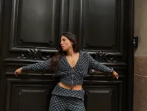 Campera corta de crochet de hilo celeste y negro, con cierre frontal y forro interior.