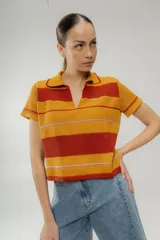 Tshirt de algodón con cuello polo, color amarillo y rojo, con rayas y diseño tejida.