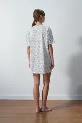 Camisón corto blanco con estampado de corazones grises y detalle de logo bordado en el pecho.