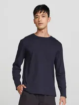 Camiseta negra de manga larga con cuello redondo.