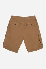 Bermuda cargo color verde oliva, con bolsillos laterales amplios, botón y cierre. Confeccionada en tela resistente y liviana.