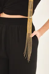 Pantalón palazzo negro de tiro alto con cintura elastizada y bolsillos diagonales.