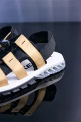 Sandalias Kenner Rakka con tiras de tela color beige y ajuste con cordón elástico. Suela blanca con detalles negros.