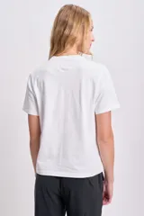 Remera blanca de corte recto y mangas cortas, con estampa rectangular en el frente con imagen abstracta en tonos plateados y texto "Cultural Manifesto of Artistic Innovation".