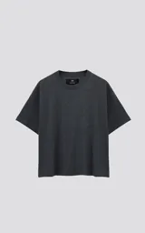 Remera manga corta gris oscuro, cuello redondo, de calce boxy fit, confeccionada en textil 100% algodón.