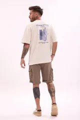 Bermuda cargo color marrón topo, de corte recto y largo hasta la rodilla, con bolsillos laterales con solapa y cordón ajustable en la cintura.