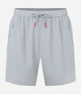 Bermuda deportiva negra sin estampado, con cintura elástica ajustable con cordón, y bolsillo lateral con cierre de cremallera contrastante.