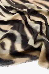 Pañuelo rectangular de modal con estampado de cebra en tonos beige y negro, y terminaciones desflecadas.