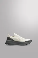 Zapatilla deportiva sin cordones para uso diario y carreras ligeras. Parte superior de tejido de punto transpirable, con puntera y talón recubiertos de material Shield Protect Max. Tirador trasero, plantilla OrthoLite® extraíble, entresuela Spume Foam V3 y suela de goma.