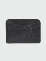 Tarjetero Marc Jacobs modelo The Card Case, color negro con logo metálico de doble J en el frente y múltiples ranuras para tarjetas.