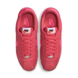 Championes Nike Cortez color rojo con detalles en rosa.