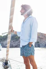 Camisa azul marino de lino con manga larga y botones de coco natural.