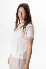 Remera blanca de manga corta con cuello redondo y detalle de costuras en contraste en cuello y mangas.