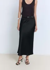 Falda midi negra de satén con corte al bies y cintura alta.