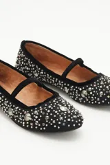 Ballerinas negras de gamuza con apliques de tachas plateadas y tira de terciopelo al empeine.