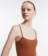 Vestido corto color rosado, de escote recto, con breteles finos y confeccionado en algodón con elastano.