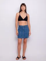 Top de bikini negro de triángulo fijo con breteles finos regulables. Presenta textura diferenciada, forro interior y copas desmontables.