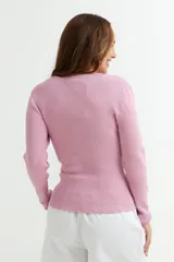 Sweater de punto color blanco, de corte ajustado y mangas largas.