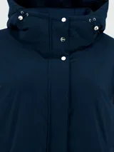 Campera de nylon flexible marca Herno, color azul marino, con silueta acampanada. Presenta capucha ajustable, cuello alto con cierre de botones a presión y cierre frontal oculto. Incluye bolsillos laterales discretos y mangas largas con puños elásticos.