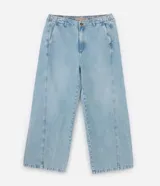Pantalón de jean wide leg color celeste claro, con bolsillos embutidos y recortes marcados. Presenta bolsillos traseros tradicionales y ruedo sencillo.