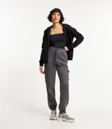 Pantalón jogger gris con bolsillos cargo laterales, cintura elastizada con cordón ajustable y puños ajustados.