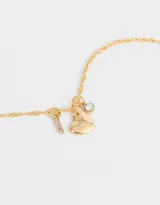 Cadena dorada con dije de strass y corazón de metal.
