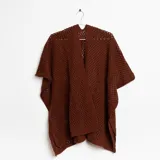 Ruana marrón de tejido calado con mangas cortas.