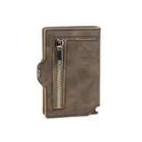 Billetera marrón de cuero con cierre de cremallera, caja de aluminio incorporada con sistema de deslizamiento para tarjetas y protección RFID. Tiene espacio adicional para documentos y billetes.