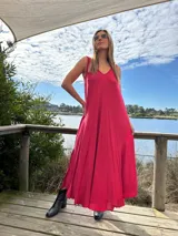 Vestido largo rojo borgoña al sesgo con escote en V delantero y trasero, confeccionado en fibrana.