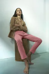 Pantalón de jean color rosa gastado, de tiro medio, calce estrecho y largo al tobillo.