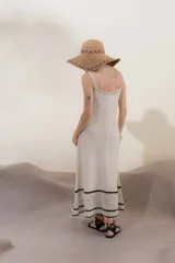 Vestido largo negro de punto con breteles finos y detalle calado en el ruedo.