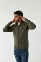 Campera tejida azul marino con cuello alto, cierre frontal y puños acanalados con detalle de línea roja.