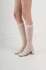 Sandalias de cuero metalizado color naranja, con plantilla cuadrada y taco de 5cm.