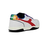 Championes Diadora Maverick Pride, color blanco con detalles en rojo, azul y negro. Cordones color violeta.