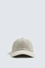 Gorra azul marino de algodón con visera y ajuste trasero.