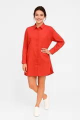 Camisa color rojo con cuello clásico, abotonada al frente y de corte holgado.