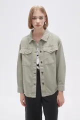 Campera color verde claro, estilo chaqueta, con cuello clásico, cierre frontal con botones a presión, mangas largas con puños abotonados, bolsillos con solapa en el pecho y corte holgado.