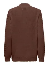 Suéter de manga larga color castaño, con diseño de tejido de punto trenzado y cuello alto.