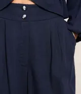 Pantalón pantalona azul marino de viscosa y lino, con cintura alta con botones y bajo largo.