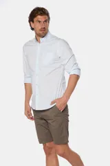 Bermuda clásica azul marino, confeccionada en algodón y spandex, cómoda y flexible.