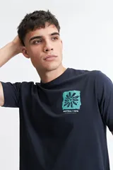 Remera color salmón de manga corta con cuello redondo y estampado en el pecho.