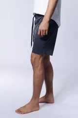 Short de baño en color azul oscuro, confeccionado en poliéster con elastano para mayor comodidad.