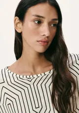 Blusa de viscosa con estampado de rayas verticales en azul marino y blanco, de corte holgado y mangas cortas.